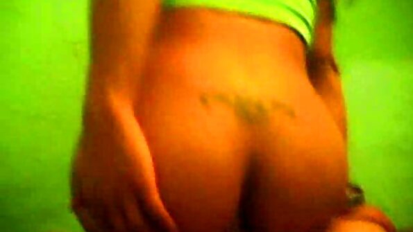Asiatisk brunette knuller romkameraten hennes